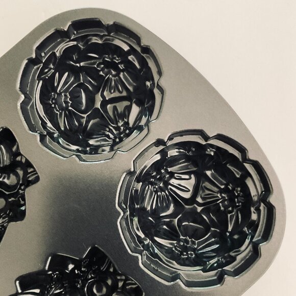 NORDIC WARE Floral Mini Cakes 6 Cup Molds NWT - Picture 3 of 10